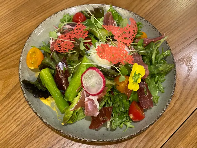 溫泉蛋蘆筍伴西班牙黑豚火腿沙律