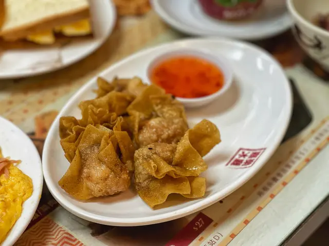 雲吞唔算大粒但啖啖蝦肉·香滑蝦肉落足料包·用料唔馬虎💯外皮香脆夠薄👍配埋酸甜醬一流
