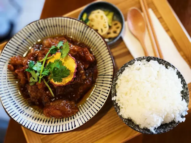 黑糖蘋果西打豬軟骨飯 