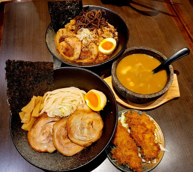 極上3L廣島蠔龍蝦沾麵$80、 黑蒜豚肉叉燒拉麵$54