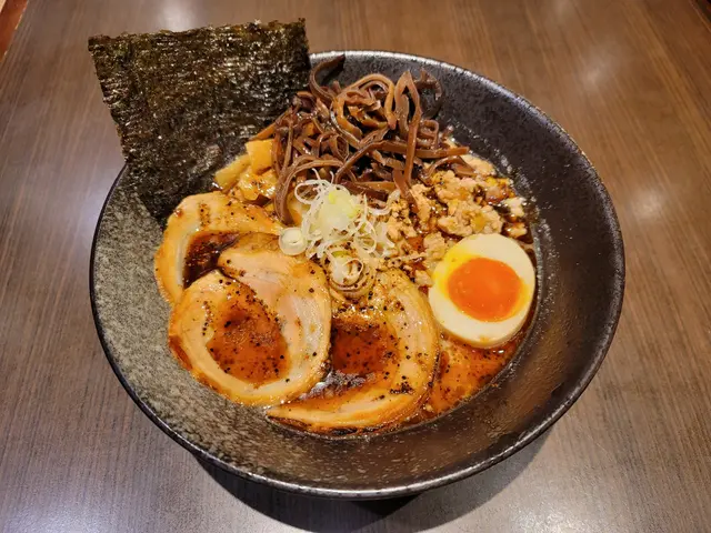  黑蒜豚肉叉燒拉麵