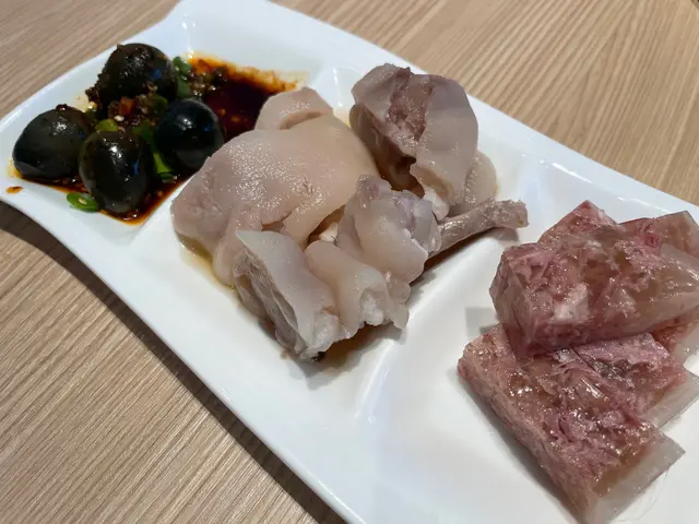 自選三色拼盤: 燒椒小皮蛋, 醉豬手, 鎮江肴肉.