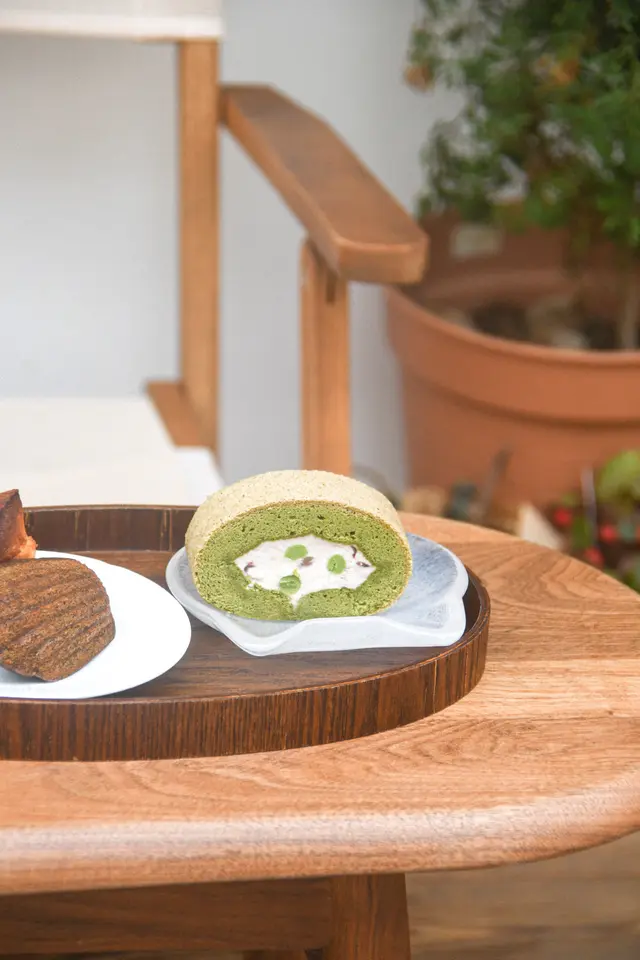 Matcha roll cake
