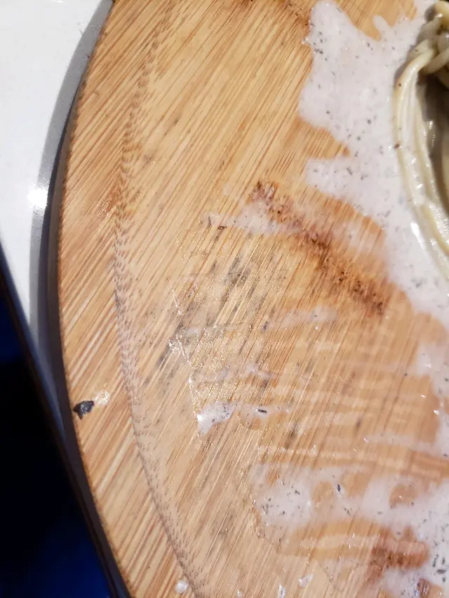 用發霉木碟裝食物