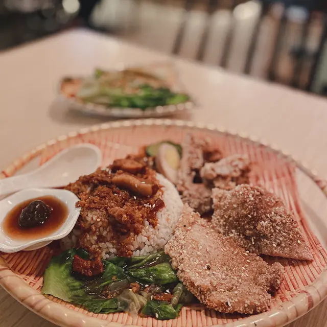鮮梅佐豬扒滷肉飯