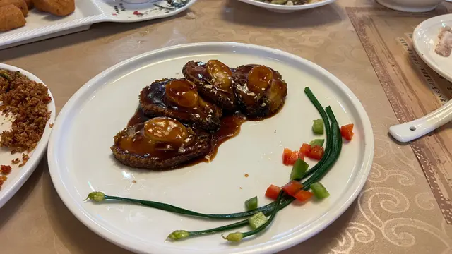 完全係罐頭鮑魚+燒汁,無任何烹調 味道一般 同樣非常韌!