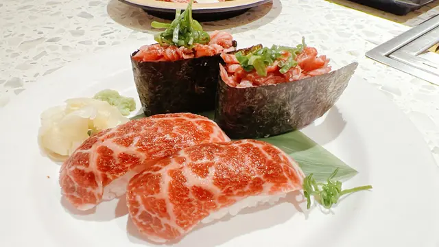 生牛中腹肉壽司 + 香蔥生牛腹肉碎壽司