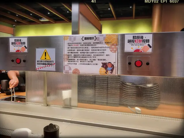 食物全經特急列車輸送,攞完食物記得按返個紅色燈制送返架車仔入廚房