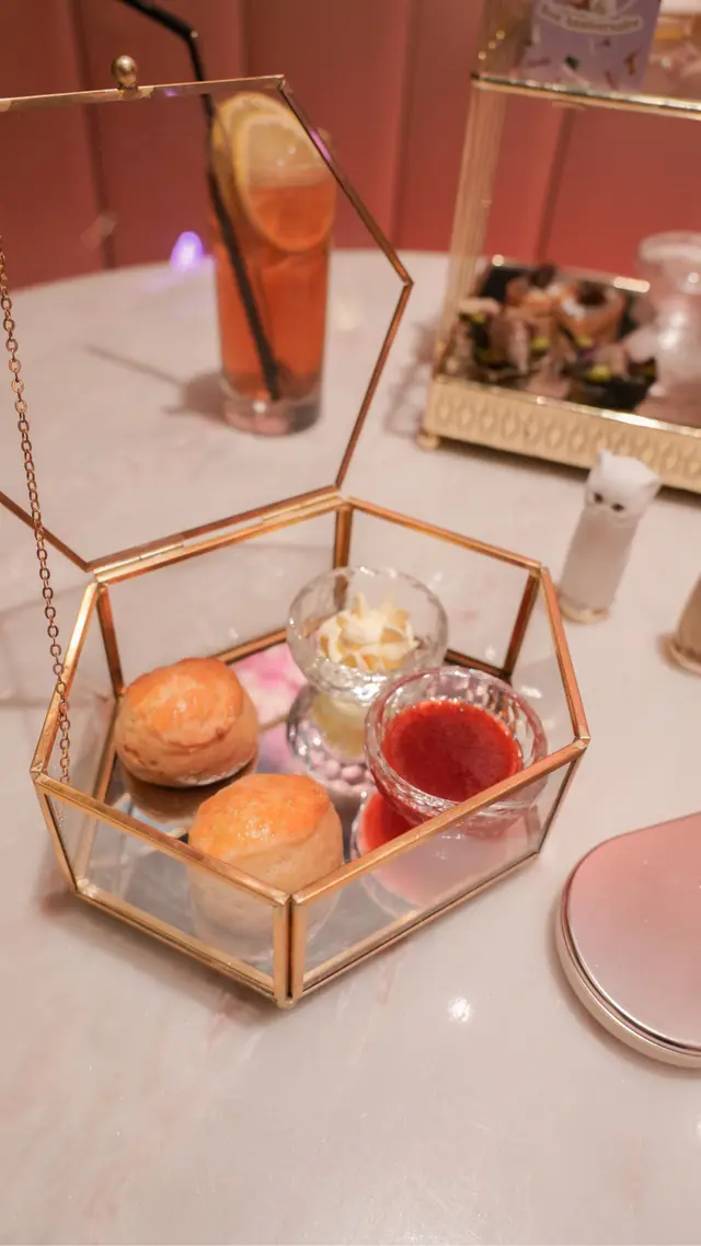 英式鬆餅配士多啤梨果醬及德文郡忌廉