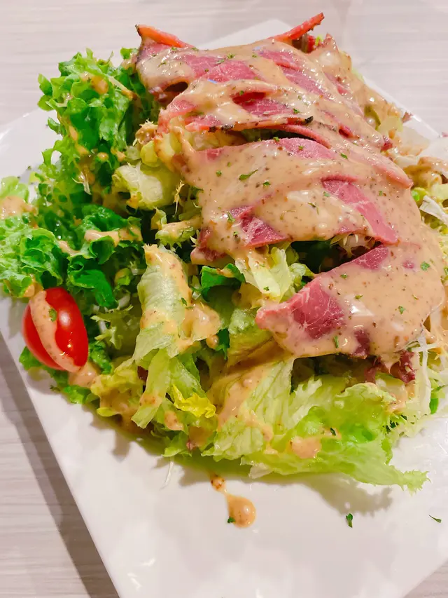 燒牛肉配田園沙律