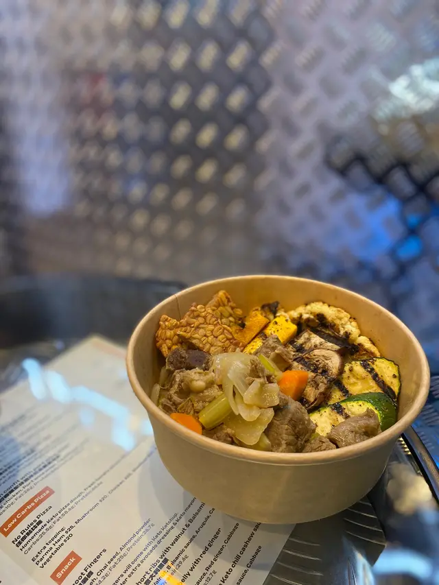 紅酒燴牛肋條配椰菜花扒