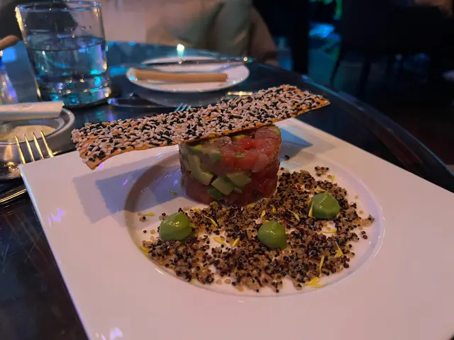 金槍魚他他,西瓜,炒藜麥,芝麻脆片