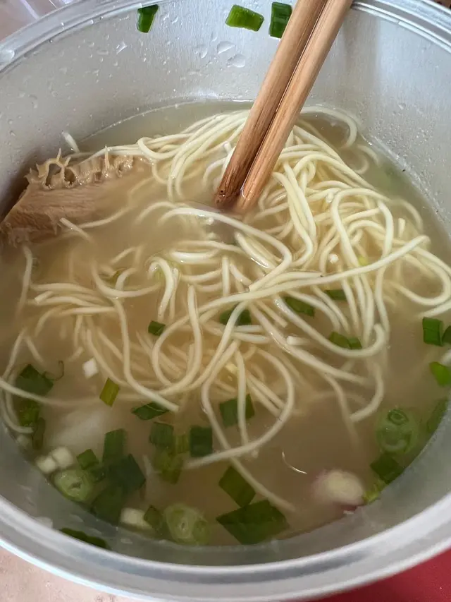 豬扒包好硬係凍嘅,車仔麵啲餸好難食