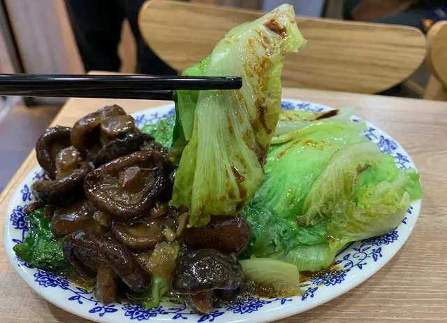 生菜淋上醬皇汁，添上鹹香