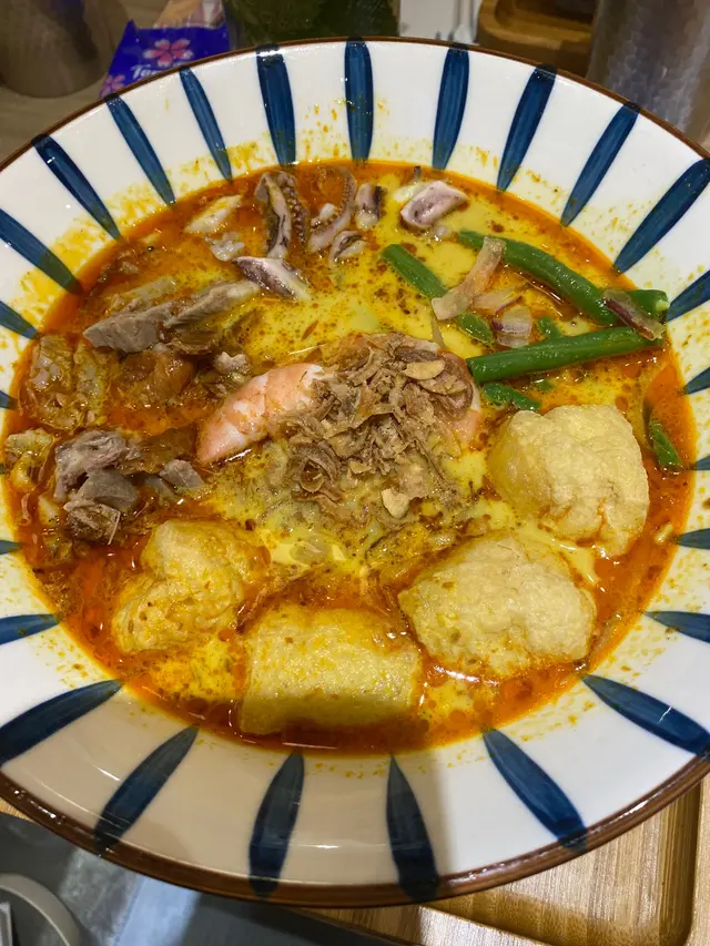 老街咖哩麵係油麵同粉絲混埋嘅，湯底咖哩椰味香濃，梛漿為本身咖哩湯增添咗香味，令麵底都十分入味！成碗麵都好足料，有蝦蜆等海鮮，食到碗底都仲有好多，值得一試！