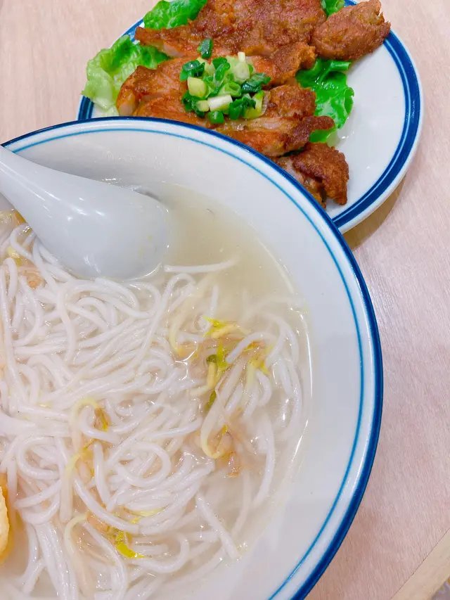 怡保芽菜香茅豬扒湯河米線