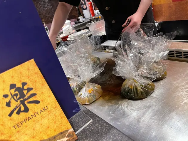 特色紙包花膠蜆湯