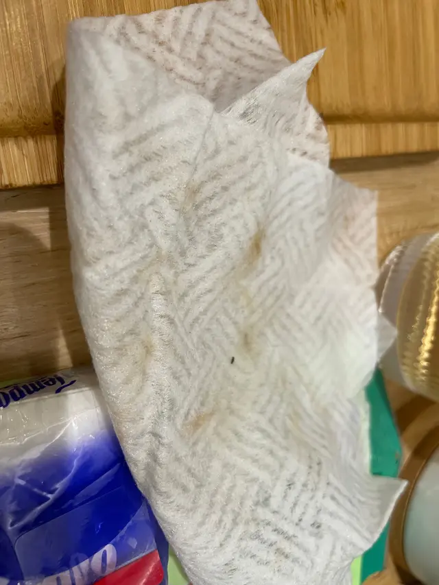 用濕紙巾抹一次枱面