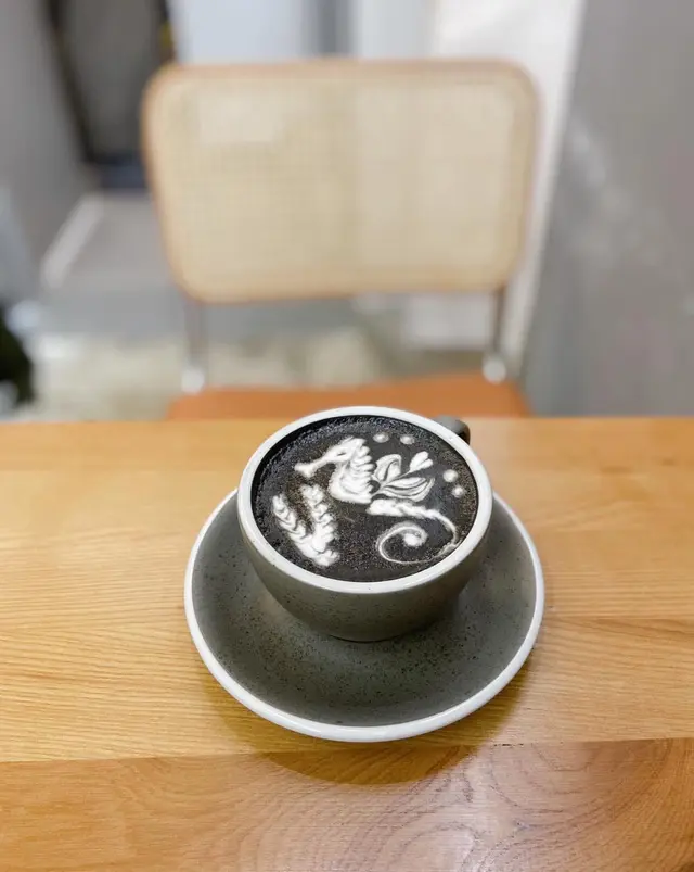 𝗰𝗵𝗮𝗿𝗰𝗼𝗮𝗹 𝗹𝗮𝘁𝘁𝗲 竹炭咖啡