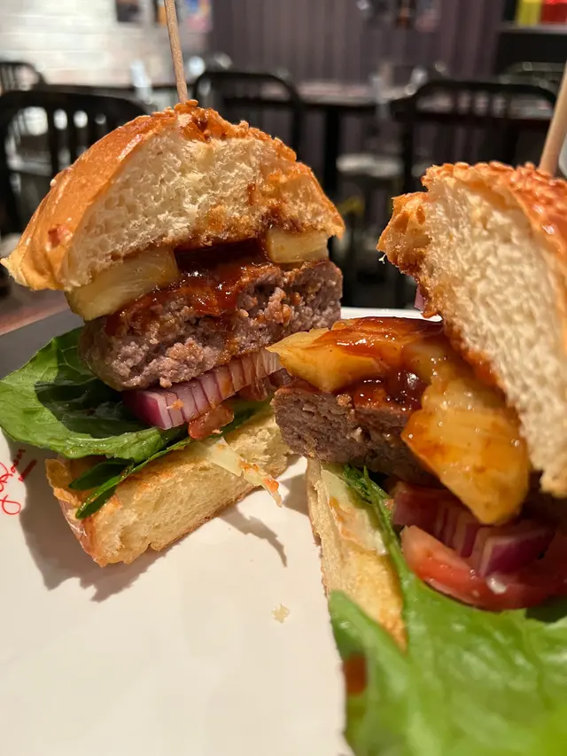 菠蘿燒烤醬牛肉漢堡