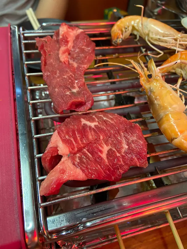 都係送既其中一樣，但感覺肉質一般，食起身有啲厚同有啲韌；流水蝦大部分都生猛既，但都會見到有啲已死，但職員會加番好多生蝦，自己夾，就緊係夾番生猛架啦～蝦肉鮮甜嫩口，蝦膏亦好多。
