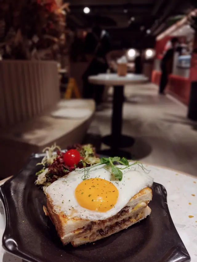 芝士牛肉三文治配煎蛋