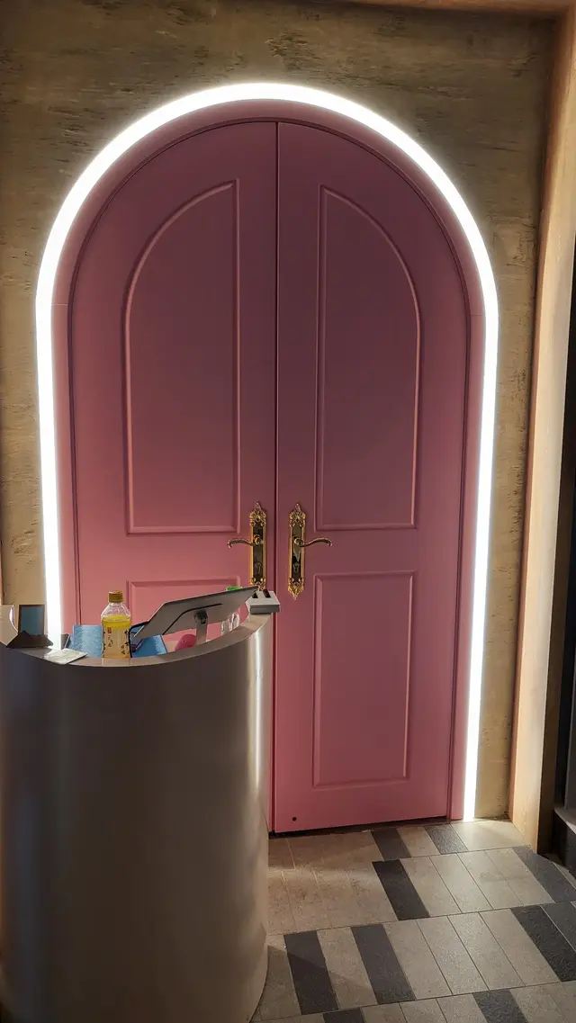 看似平平無奇的一道門！門後是個意想不到的漫花燈火！