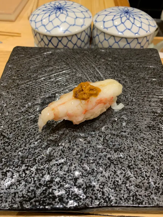 新鮮大隻嘅甜蝦喺你面前剝殼，蝦膏嘅部份師傅加咗少少海膽，令到佢鮮上加鮮，再用火炙方法逼曬啲香味出黎。 👍🏻