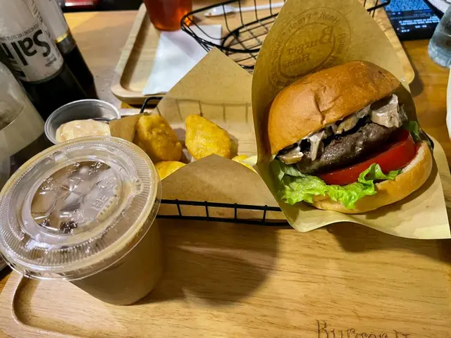 手打牛肉漢堡、趣樂雞、凍啡