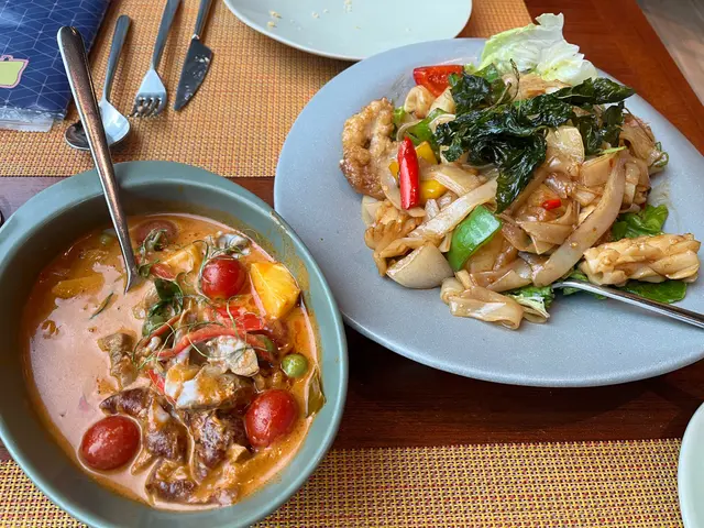 紅咖喱荔枝炆鴨  香辣海鮮炒河粉