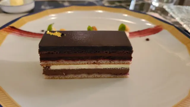 黑加侖子千層蛋糕配檸檬楓樹糖醬忌廉及杏仁脆脆