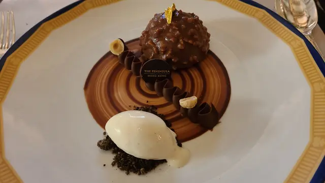 朱古力慕絲配奧利奧牛油脆脆及香草雪糕