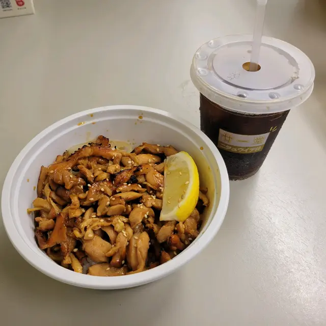 炭燒鳥丼配檸檬