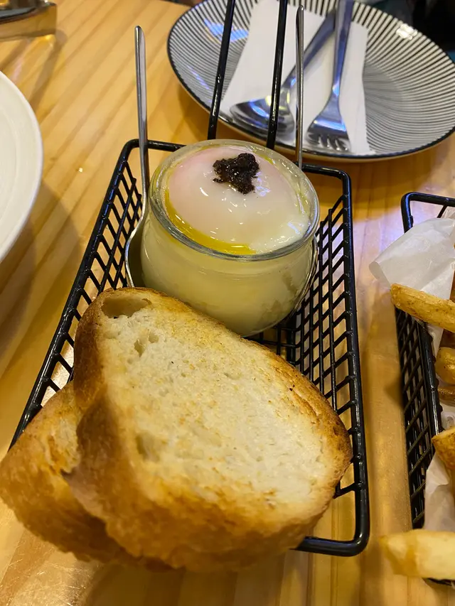 見到幾新奇所以叫黎試下，點知出乎意料地幾好食，將溫泉蛋同薯蓉混好之後放係包上面一齊食，成個感覺好夾，加埋佢個松露醬少少提升左成個層次，絕對值得一試！