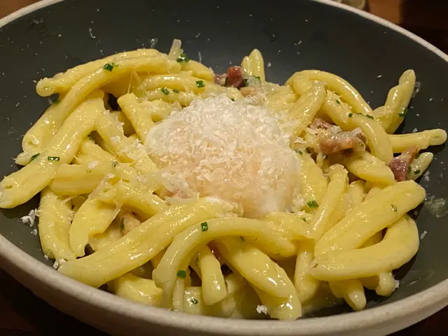 意大利卡邦尼煙肉溫泉蛋麻花卷麵