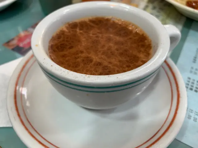 穩紮穩打的奶茶,其上是我們「整色整水」,潭了玉桂粉