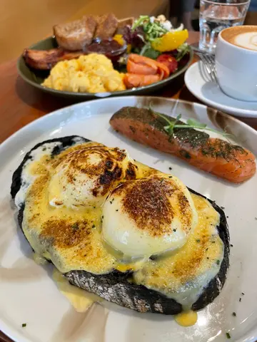 Deluxe Egg Benedict w/ salmon gravlax
