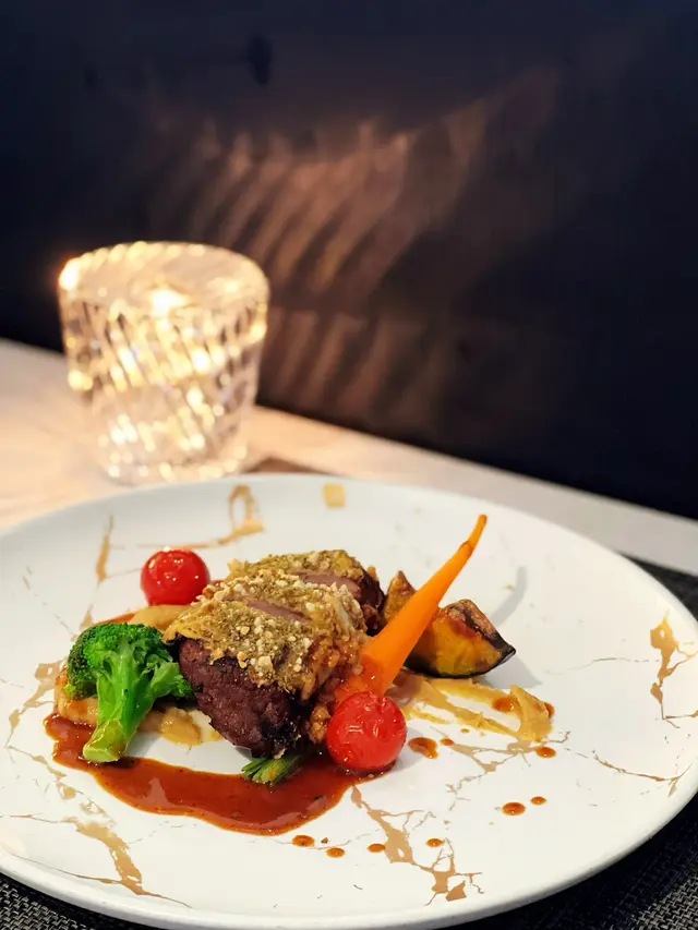 法式香草雜果仁.烤羊西冷伴雞心豆蓉