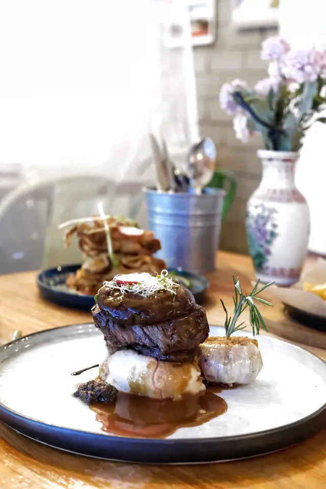 慢煮香草牛柳配松露泡沫大啡菇