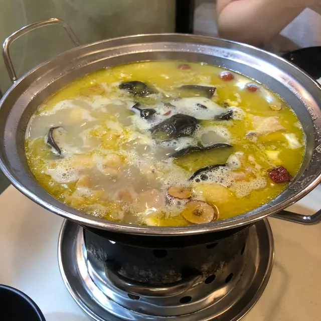 藥膳黃酒雞湯米線