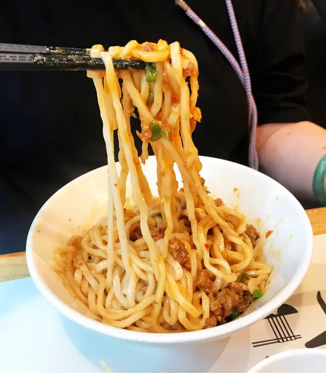 麵條夾身.麻辣夠香!