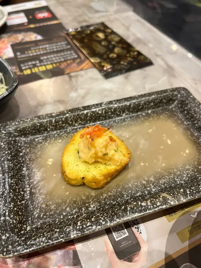 龍蝦沙律伴櫻花蝦多士