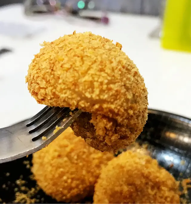 湯圓上枱時湯圓還在熱辣辣.湯圓好煙韌.蔴蓉唔會太甜.👍👍👍