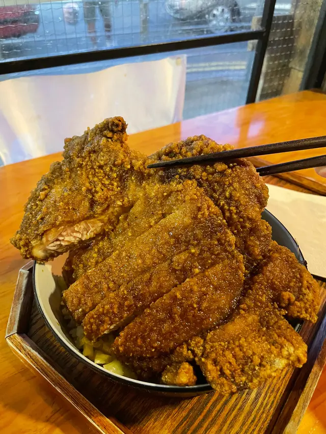 那個滷排骨便當