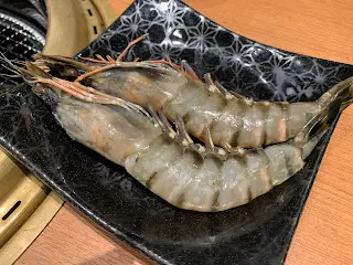 饒有件頭的燒海老 (之前兩種海鮮，嚴格來說是「煮」不是「燒」)，燒肉的最佳伴侶