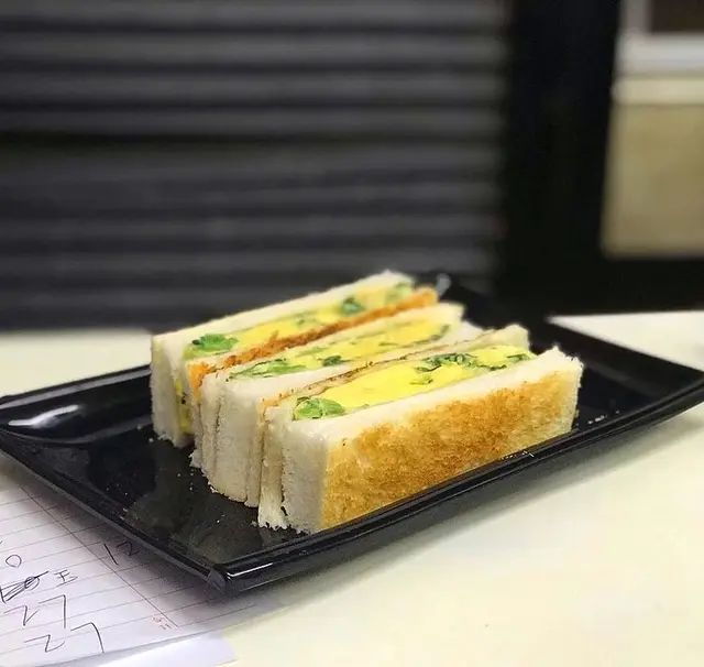 佢既蛋生熟度剛剛好啊🤣加埋蔥花既香味十分出色, 佢既包都有特別既設計, 兩層薄脆多士入面仲有塊無烘既方包令到口感外脆內軟💁🏻♀️