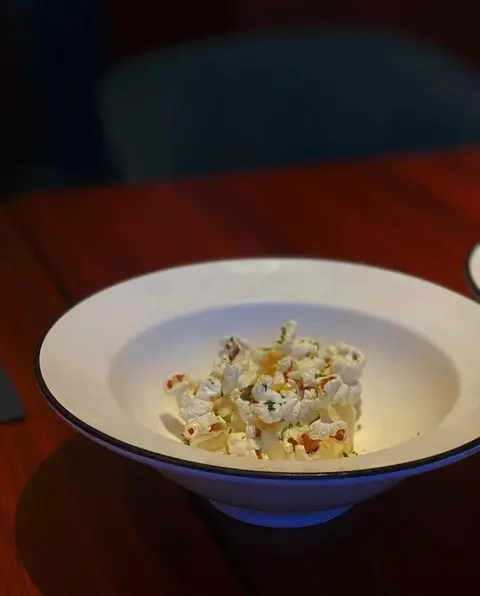 呢兩個甜品我相信佢都有心思落去design過既,畢竟個配搭都幾特別,呢個係爆谷加雪糕,特別之處係佢淋左d初榨橄欖油,雖然唔知點解佢要咁做,但係我唔係好食得出有橄欖油既存在感lol