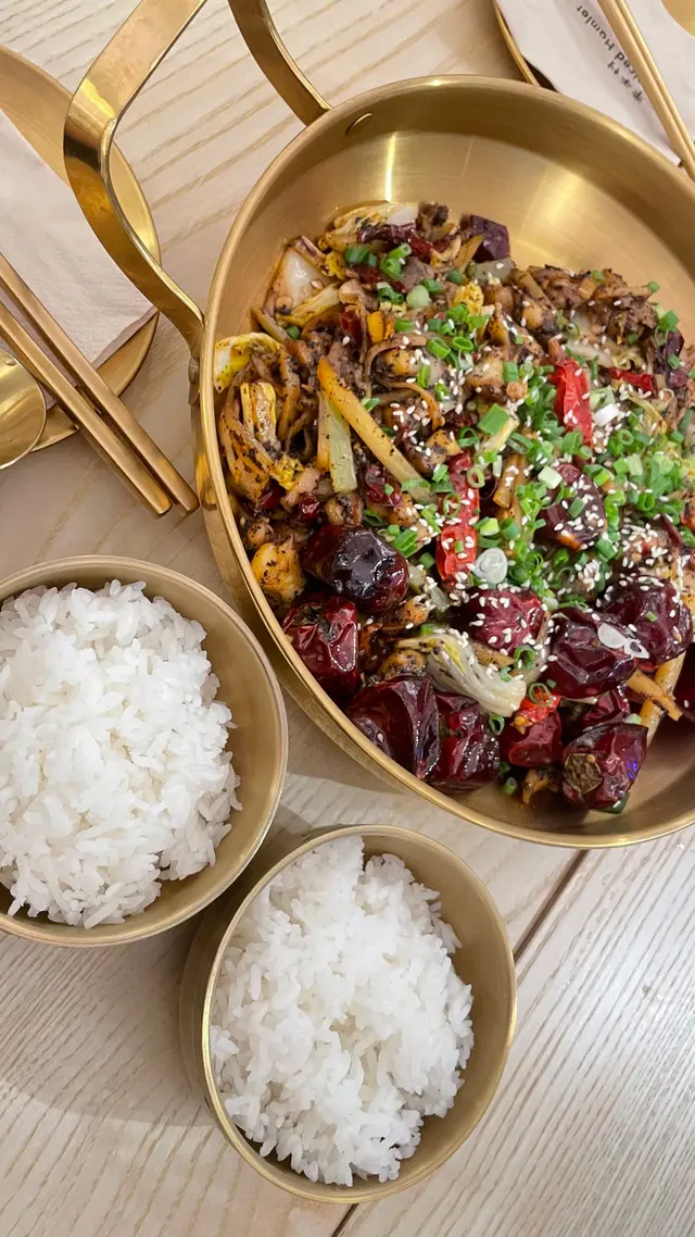 鍋底已跟一碗無限添白飯😆$78 加配料:雞軟骨@$48  + 五花肉@$48+  娃娃菜@$28  +萵筍@$28