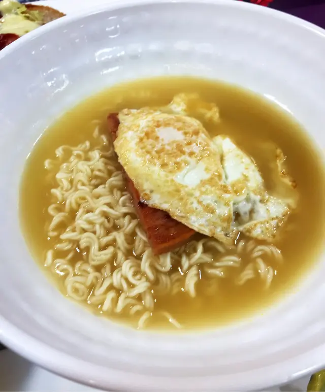 午餐肉超厚.煎蛋好味.公仔麵唔差爽身😋🤗🤗🤗