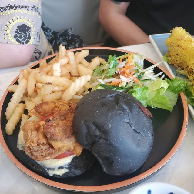 炸軟殼蟹漢堡配薯條野菜沙律
